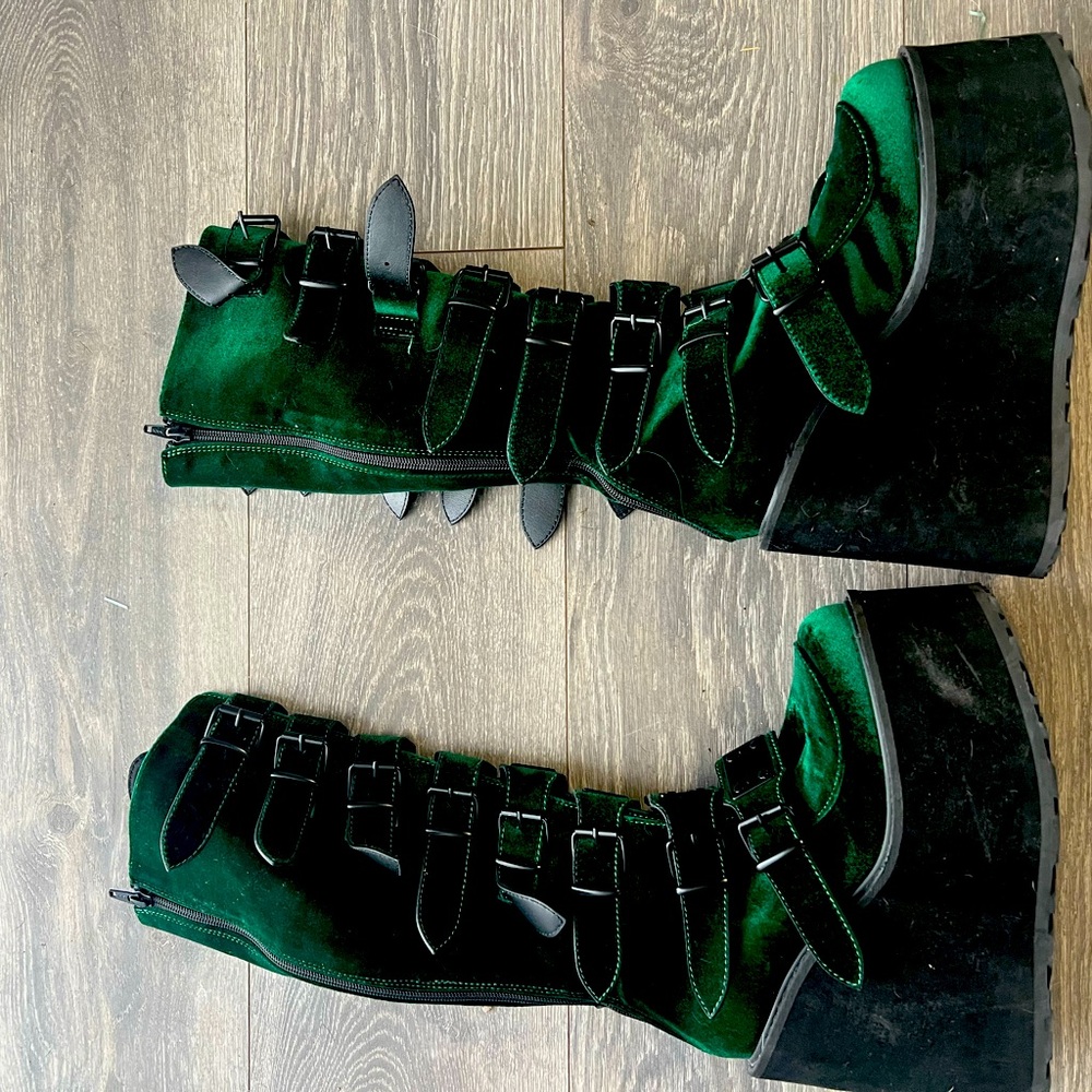 Size 8 green velvet platform boot